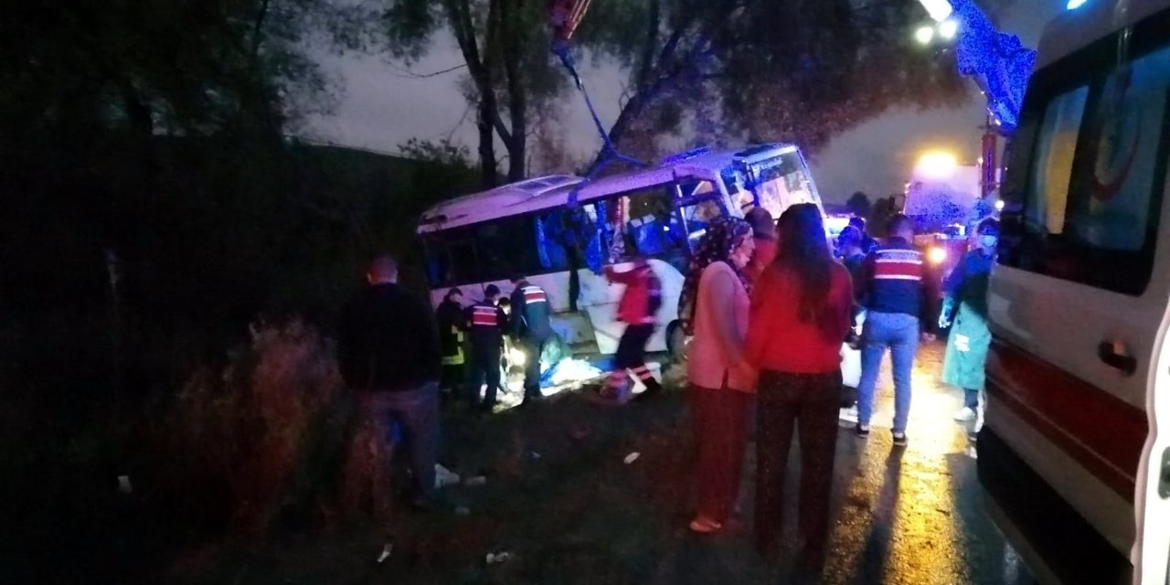 Tarım personellerini taşıyan midibüs kaza yaptı: 1 meyyit