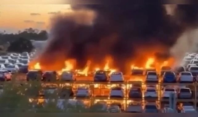 Fransa'da göstericiler sıfır arabaları cayır cayır yaktı