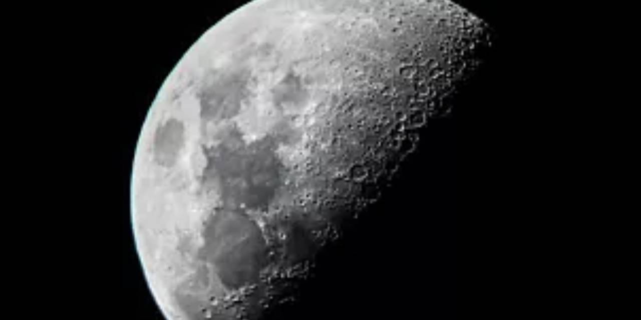 Bilim insanları şaşkın: Ay'ın uzak yüzünde gizemli bir kaya keşfedildi