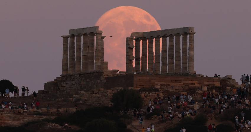Atina'da "Süper Ay" hızlandırılmış çekim usulüyle görüntülendi