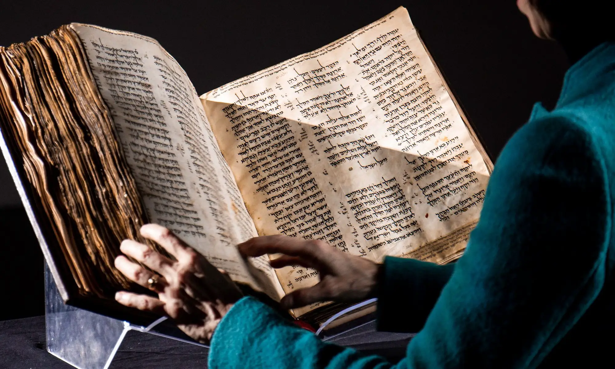 Dünyanın En Eski İbranice İncil'i Rekor Fiyata Alıcı Buldu