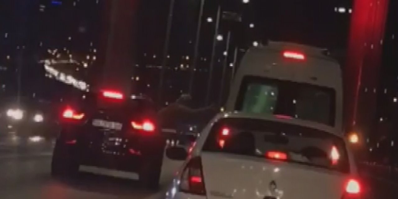 İstanbul'da Köprünün Ortasında Canlarını Hiçe Saydılar! Camdan Sarkıp Sürücüye Vurmaya Çalıştı!