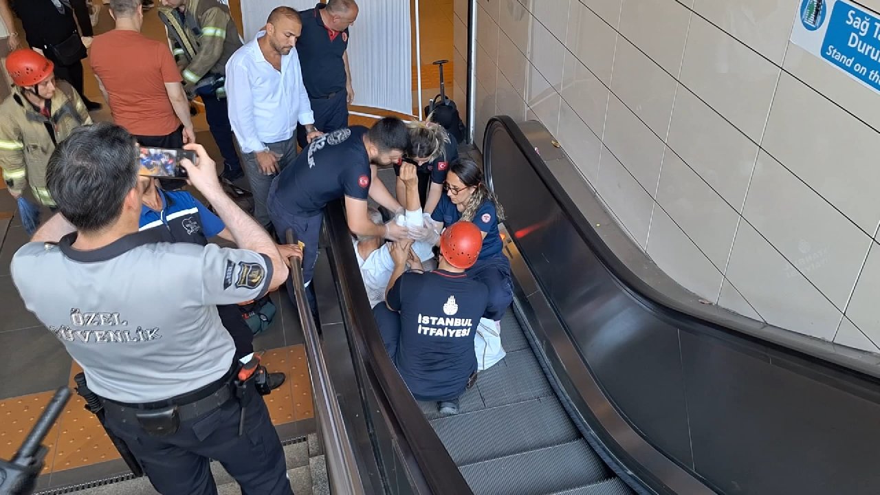 Kartal'da Metroya İnmek İsteyen Yaşlı adam İstikrarını Kaybetti, Yürüyen Merdivene Sıkıştı