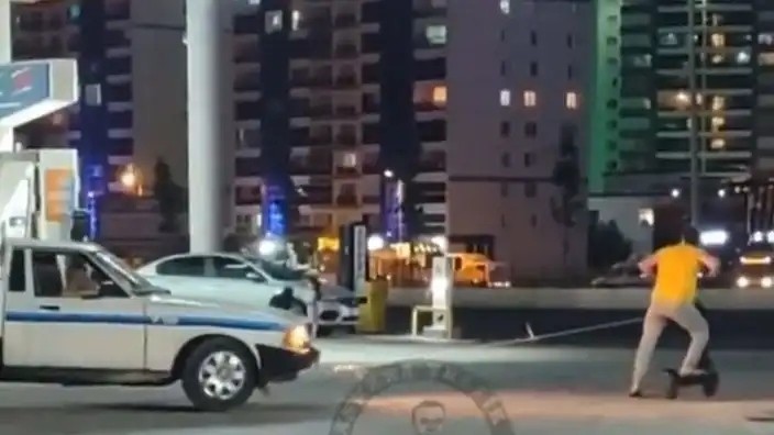 Yer Ankara; elektrikli scooterla arabası çekmeye çalıştı