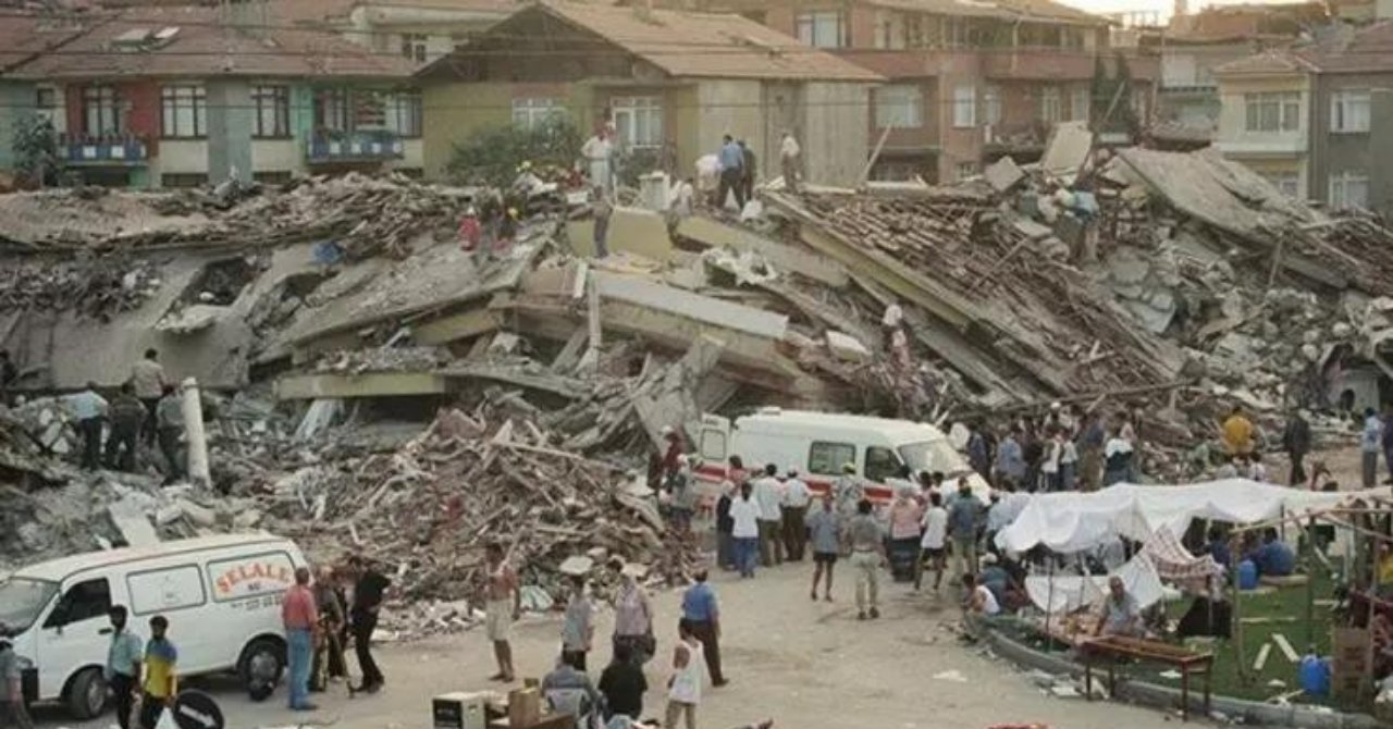 17 Ağustos 1999 Marmara Depremi’nde hayatını kaybedenler anıldı