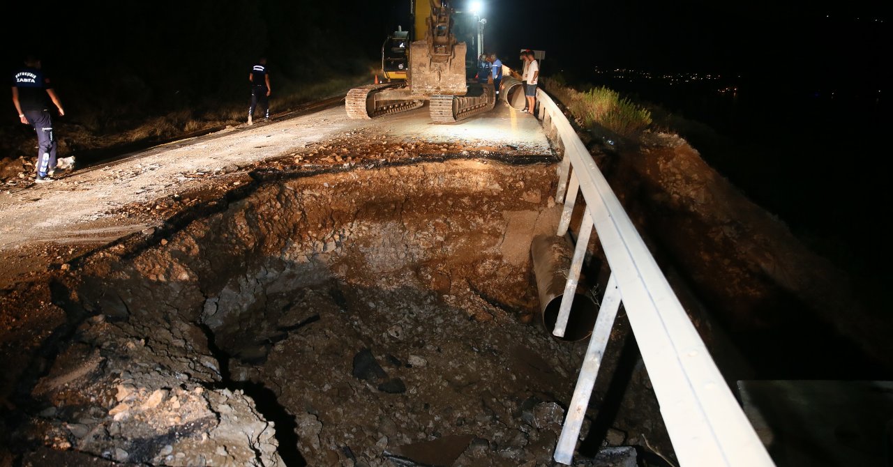 Bodrum'da patlama nedeniyle yol çöktü