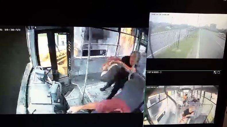 Halk otobüsüyle iş makinesi çarpıştı; kaza anı kamerada