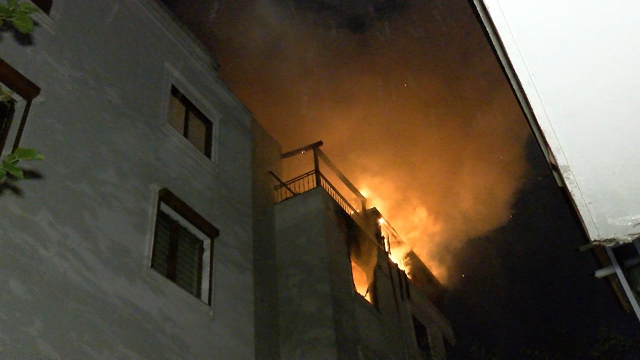 Kadıköy'de yangın dehşeti! Mahsur kalan çift balkondan atladı: Bir kişi öldü