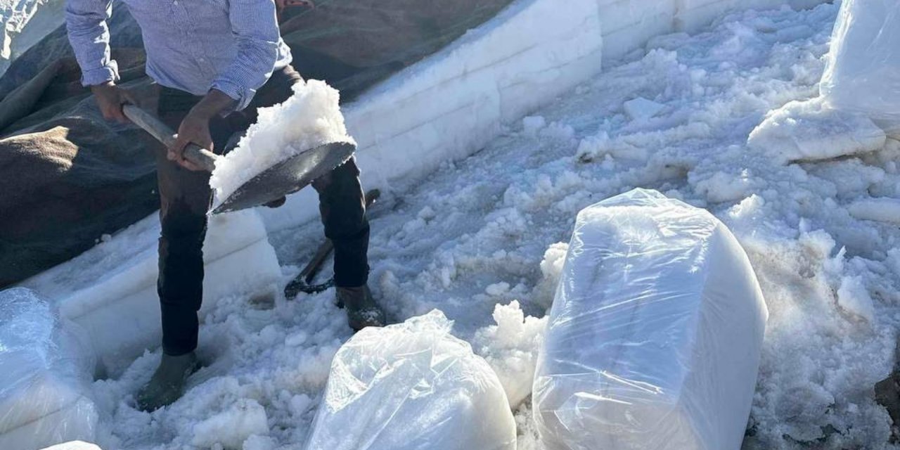 Kışın 3 Bin Metre Yüksekliğe Kar Depoluyor... Yazın Şerbet Olarak Satıyor