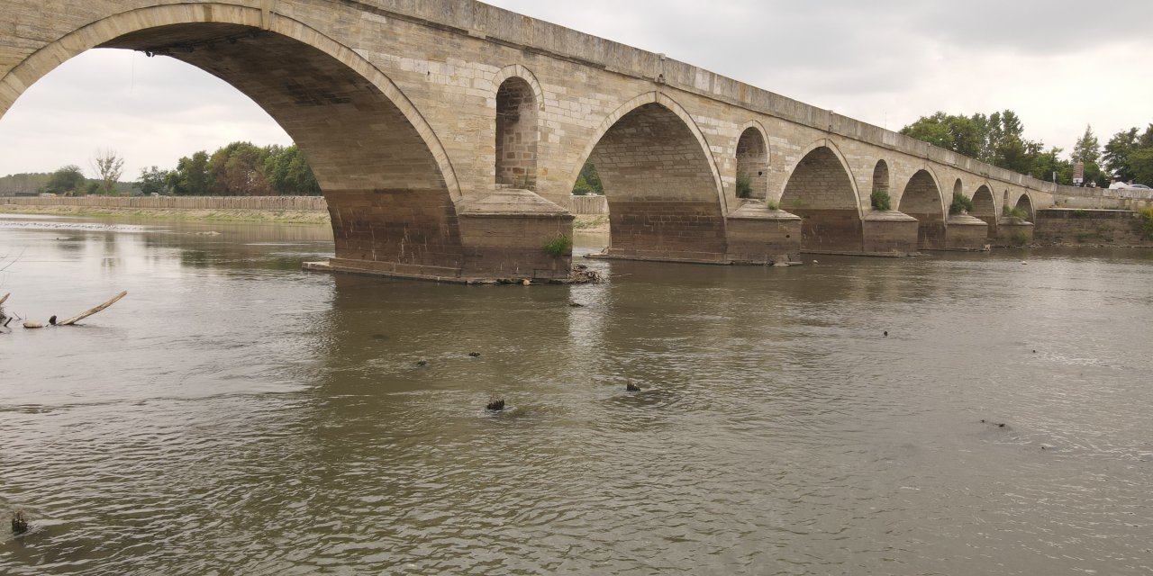 Kuraklık Tarihi Köprünün Ayaklarını Ortaya Çıkardı