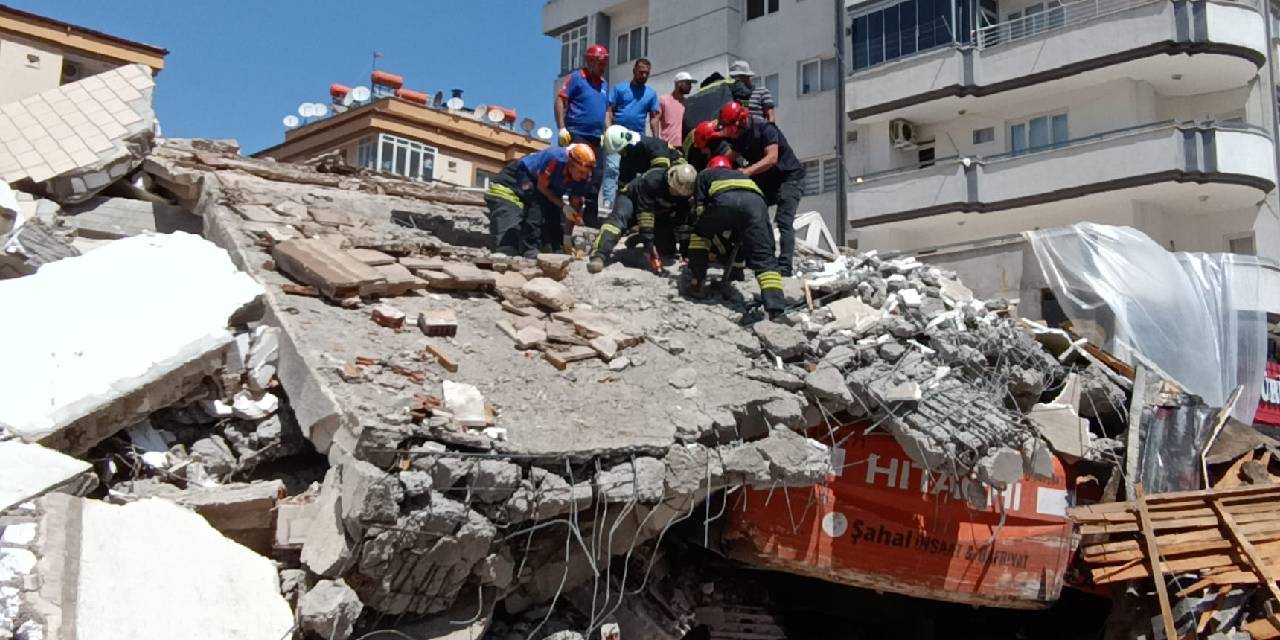 Zelzele bölgesinde bina çöktü: Operatör enkaz altında kaldı